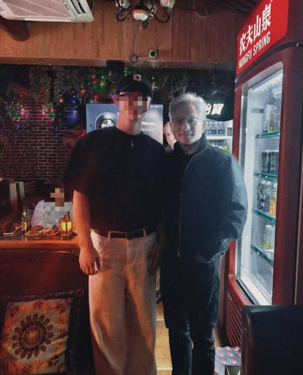 股票小账户配资平台 黄仁勋给驻唱歌手发红包，高温天气仍身穿皮衣